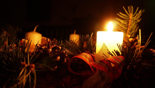 Kirche bei Kerzenschein an den Adventssonntagen